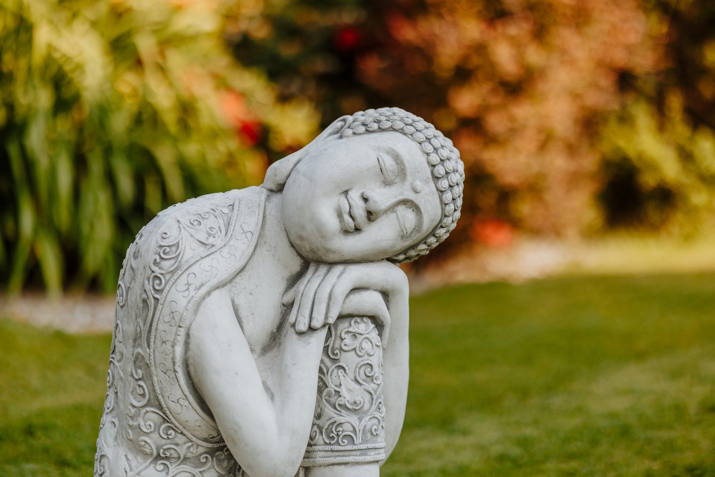 gartendekoparadies.de Gartenfigur Knieende Buddha Statue, Steinfigur, H. 60 cm, 68 kg, Steinguss, Frostsicher Bild 2