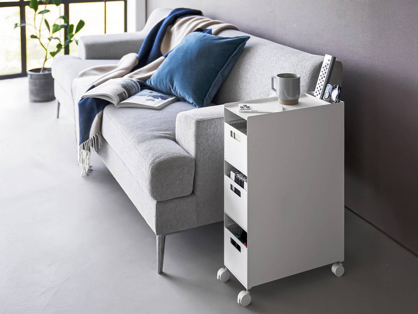 Yamazaki Regal Tower Aufbewahrungsregal 3 Körbe mit Rollen für Wohnzimmer Bad Büro, - 1-tlg., Nischenregal, 2 Fächer auf der Rückseite, Ablage Oberseite Bild 4