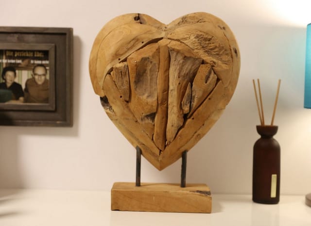Teak Herz Skulptur auf Ständer massiv - 30 cm Tisch Deko Figur Holz Fensterbankaufsteller Dekoaufsteller - Buri