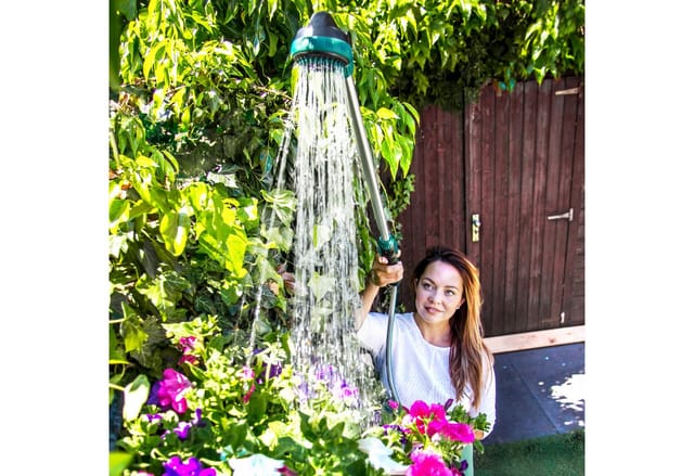 Sprühlanze / Gartendusche – 3 Sprüheinstellungen – Um 180° verstellbarer Kopf – Inklusive Wandhalterung und Befestigungsgurte - Vonroc