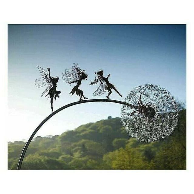 Gartenstatue aus Metall für eine elegante Außendekoration.