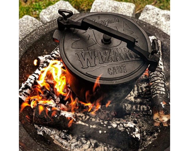 Zauberkessel 'Wizard', 10 Liter, Gusseisen Kochtopf mit drei Beinen, Deckel und Bügel - Bbq-toro