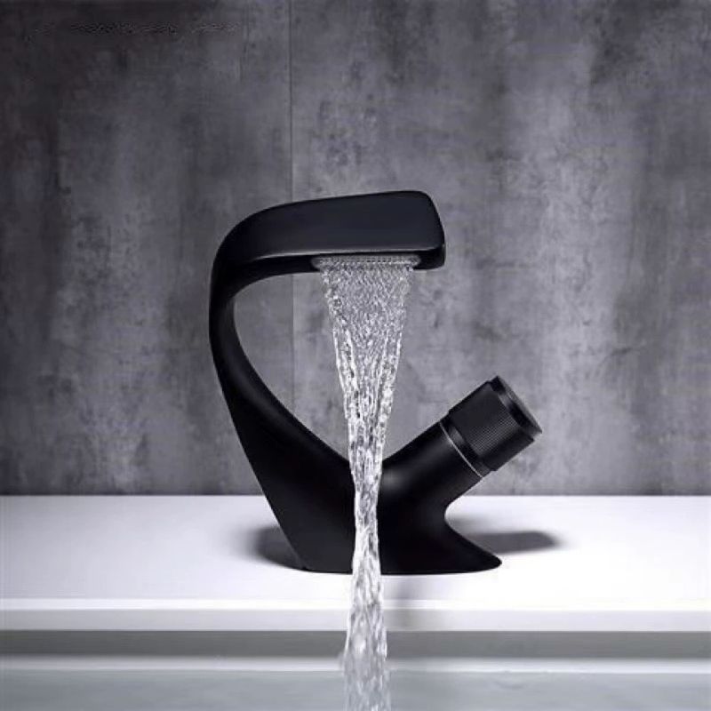 Mitigeur De Lavabo À Eau Cascade En Laiton Noir – Installation Facile Sous Évier – Finition Chromée – Hauteur 18 Cm, Largeur 13 Cm
