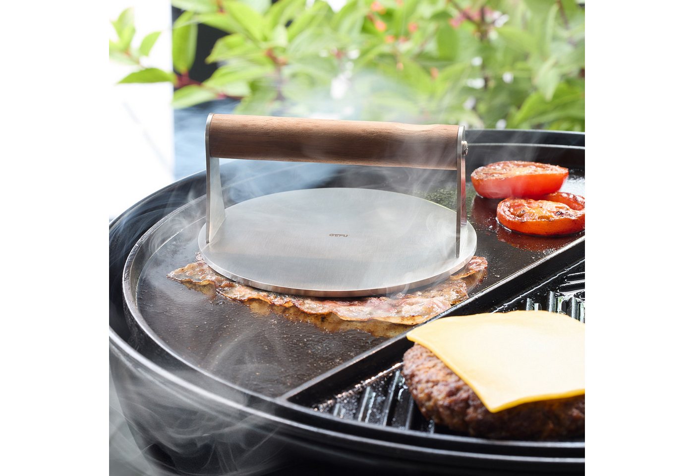 GEFU Burgerpresse Smash-Burgerpresse BBQ mit rutschfestem Walnussholzgriff (1 St), Edelstahl, Holz, glatte Antihaft-Oberfläche, optimale Hitzeverteilung, Ø ca. 16 cm Bild 3