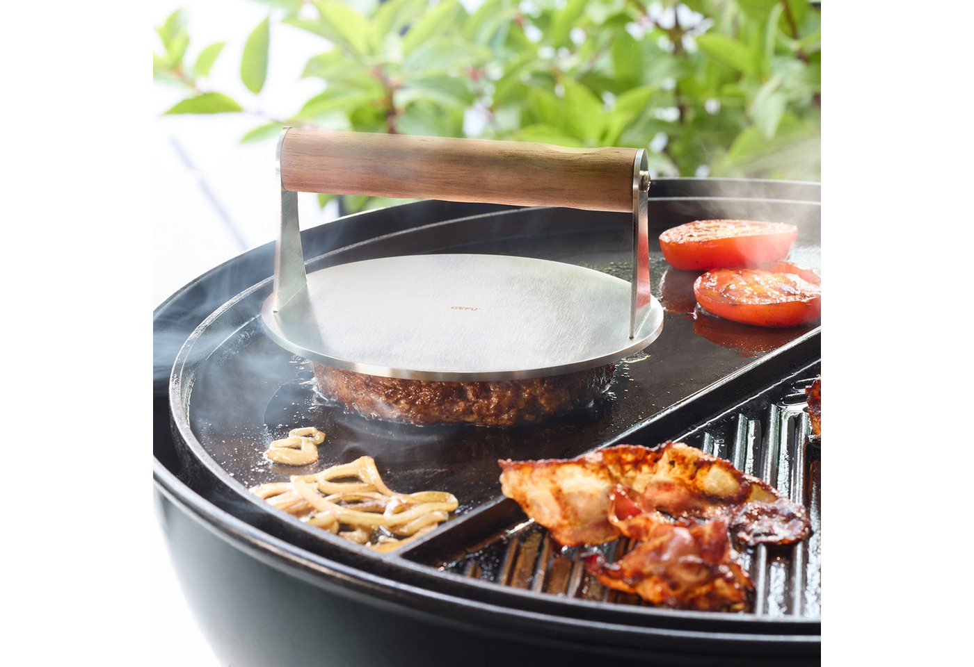 GEFU Burgerpresse Smash-Burgerpresse BBQ mit rutschfestem Walnussholzgriff (1 St), Edelstahl, Holz, glatte Antihaft-Oberfläche, optimale Hitzeverteilung, Ø ca. 16 cm Bild 4