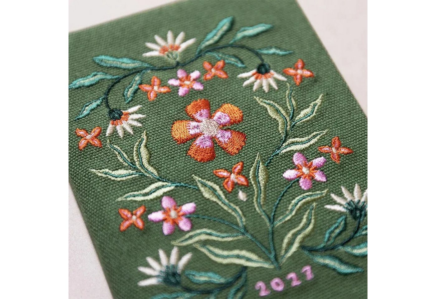 groh Verlag Taschenkalender Taschenkalender A6 2027: Blütenmotiv, bestickt, grün