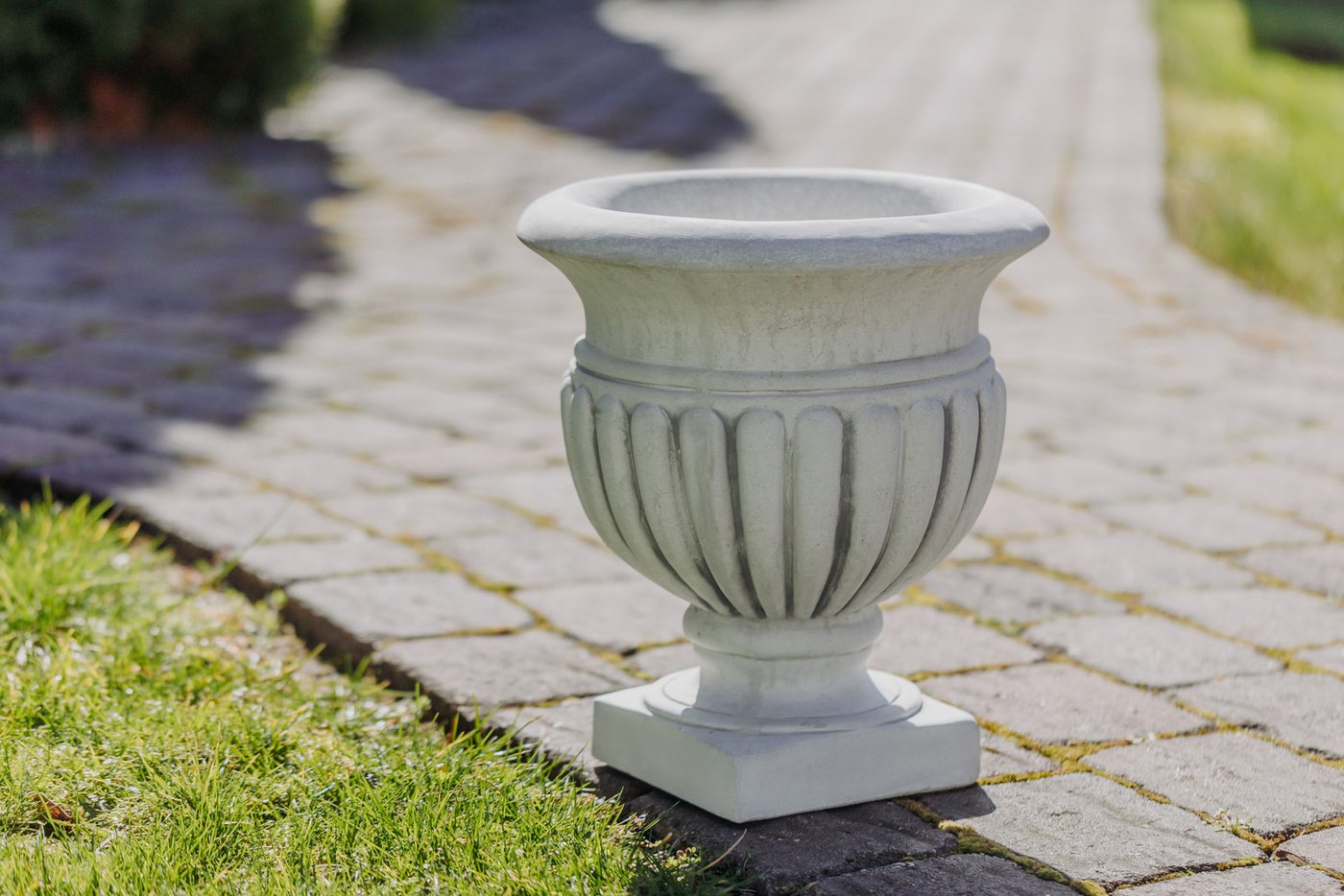 gartendekoparadies.de Pflanzkübel 2 Pflanzvasen Steinguss Set 39 cm je 27 kg (2er-Set), Frostsicher