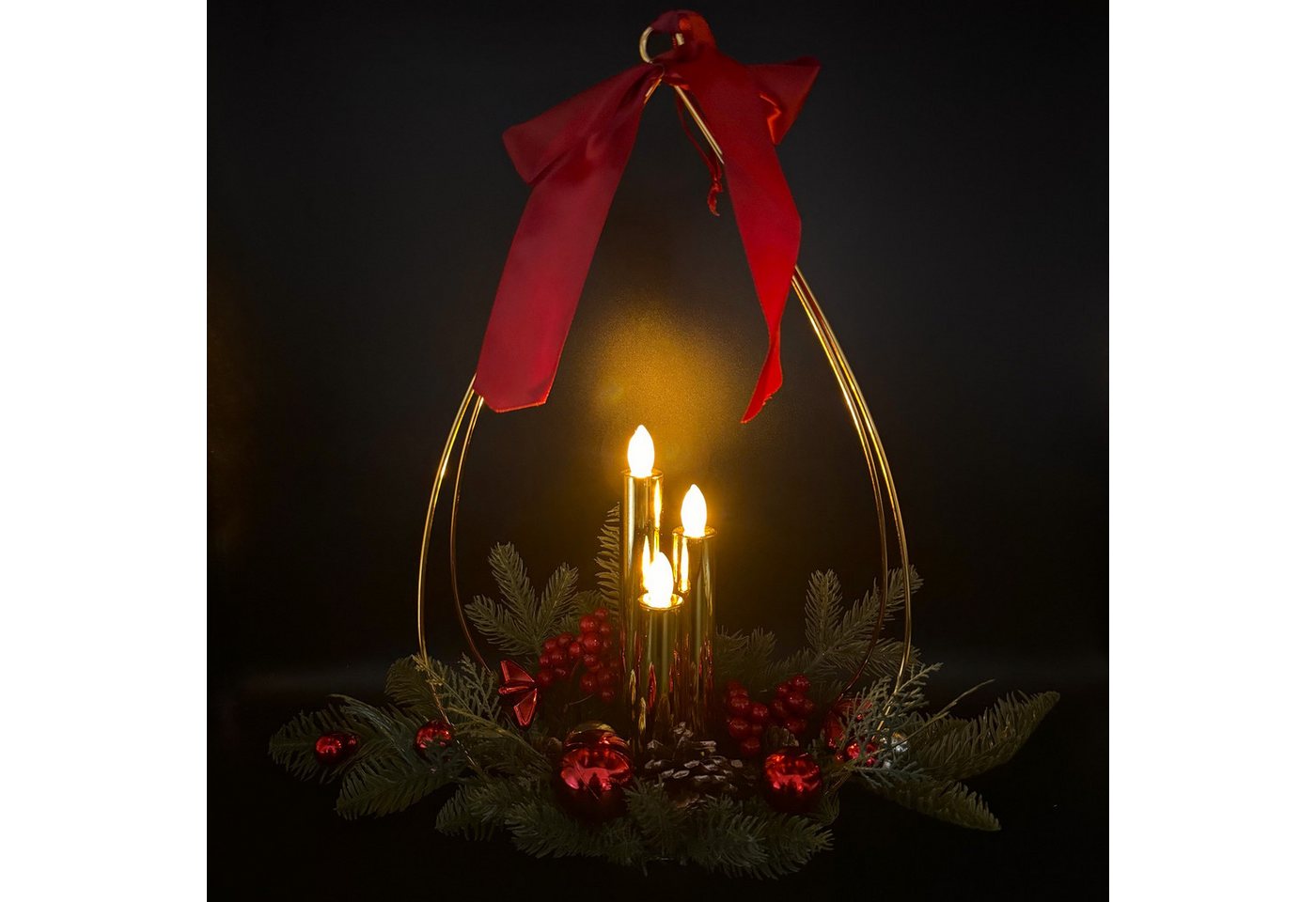 Online-Fuchs Dekokranz - Weihnachtsgesteck mit 3 LED-Stabkerzen & Timer - Deko Weihnachten, festliche Weihnachtsdeko aus Tannenzweigen und Weihnachtskugeln Bild 2
