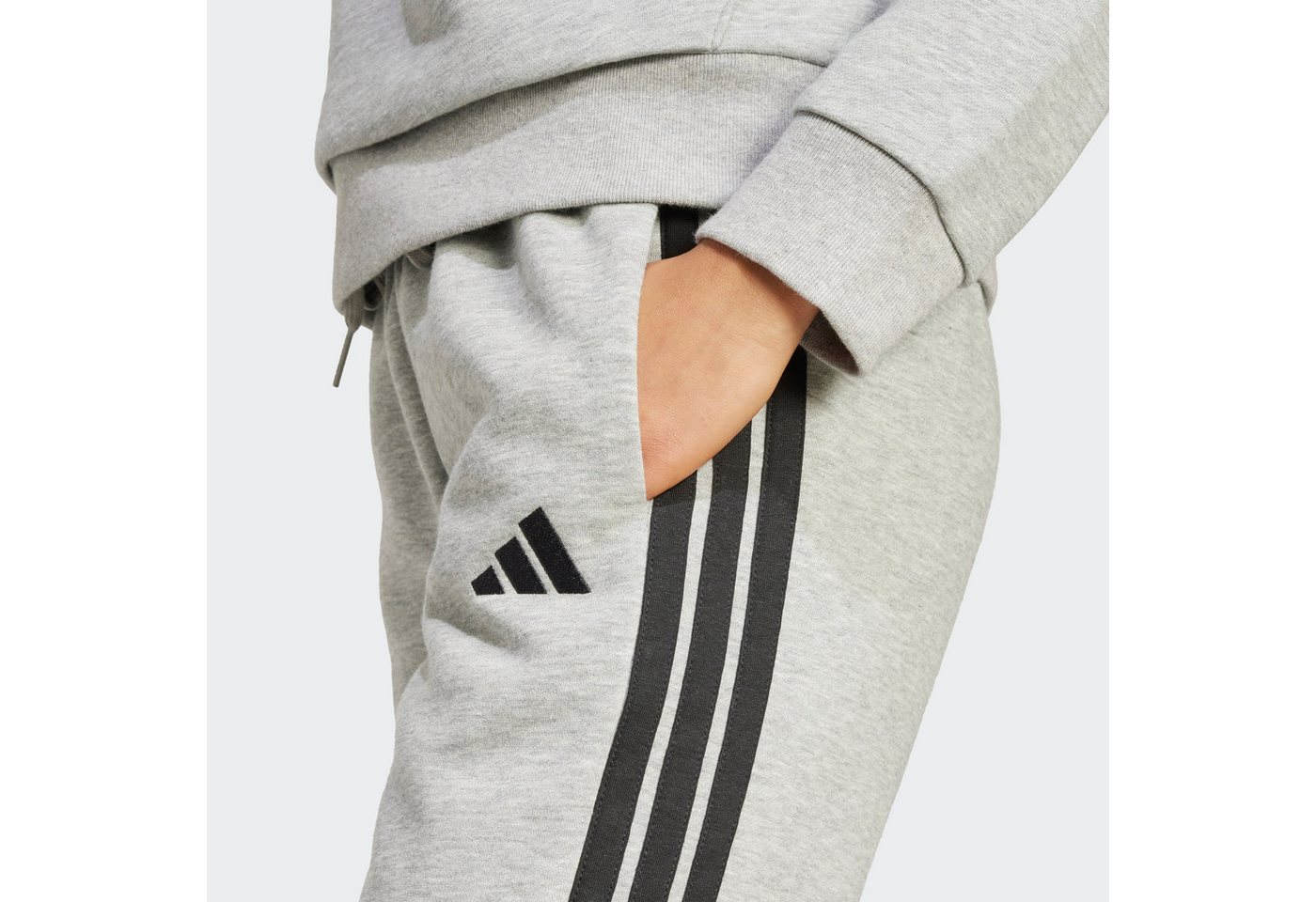 adidas Sportswear Sporthose ESSENTIALS 3-STREIFEN, SCHMAL schmal geschnitten, für vielseitige Aktivitäten, aus Baumwollmix Bild 2