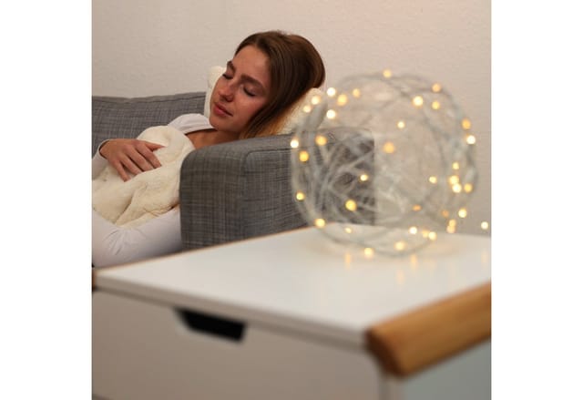 Relaxdays LED Dekokugel, batteriebetrieben, zum Hinhängen & Hinstellen, extra langes Kabel, Leuchtkugel, Ø 20 cm, silber