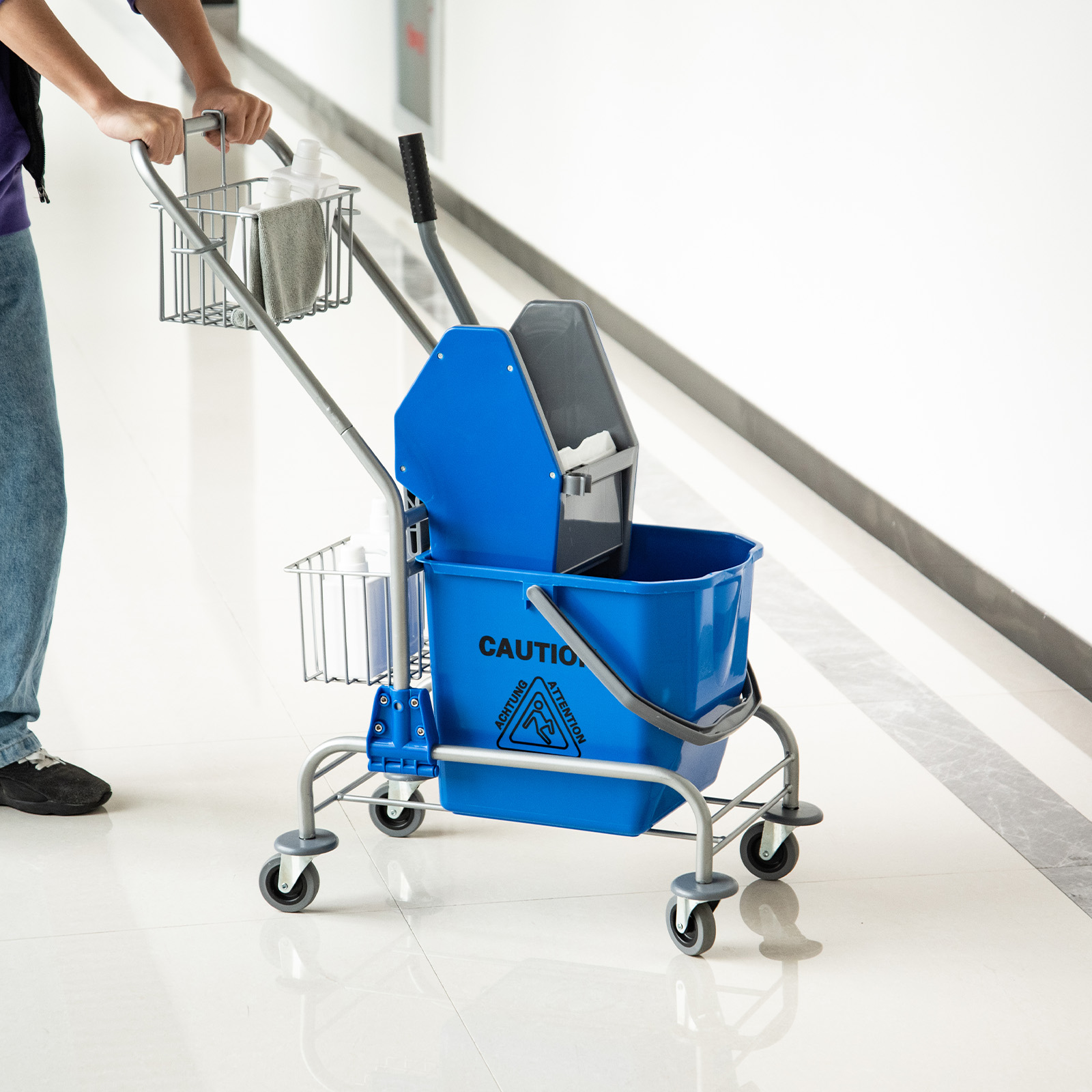 Putzeimer. Wischmoppeimer. Aufrollbar. Kunststoff. Mit Metallgriff. Blau