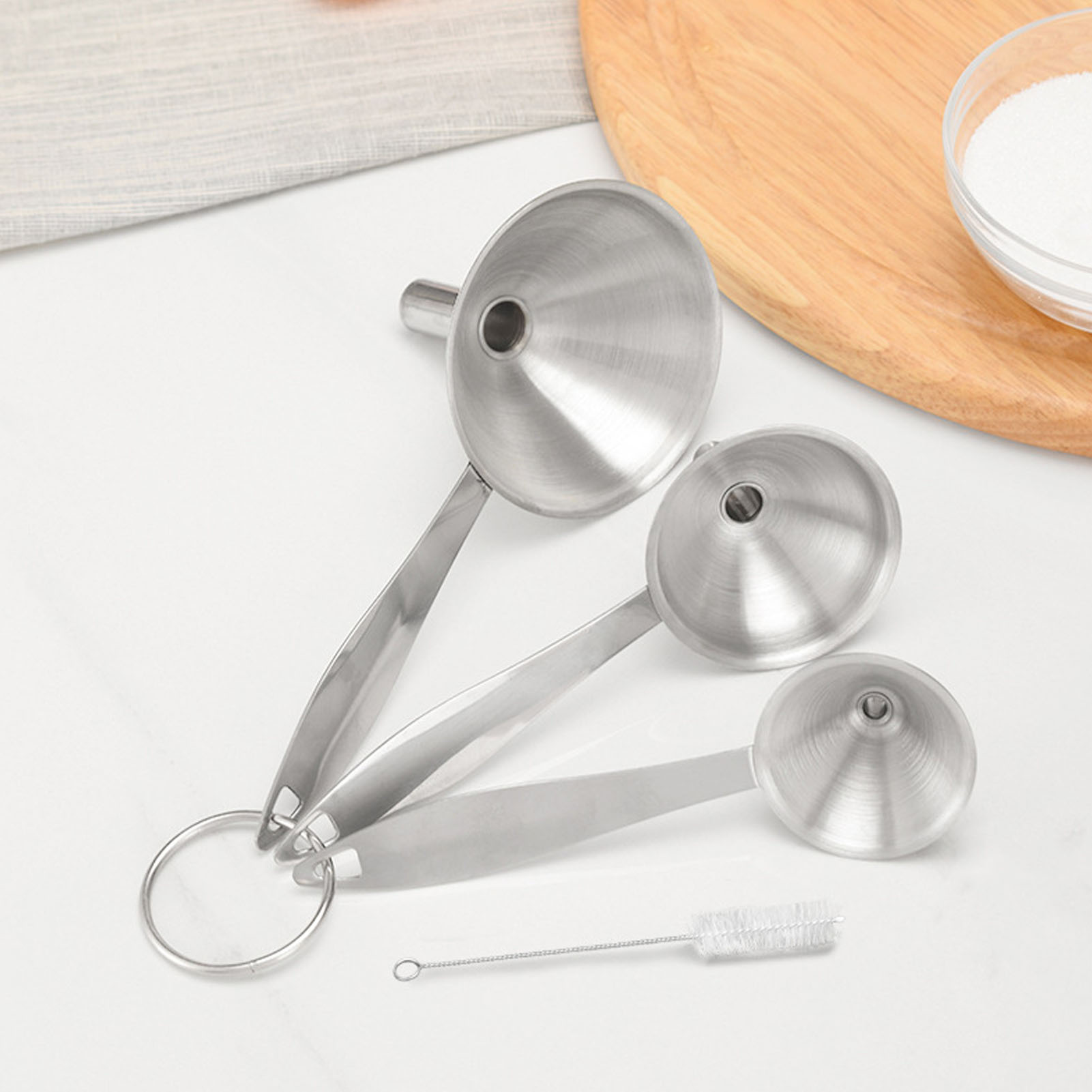 Set Aus Drei Mini-edelstahltrichtern Für Öl, Essig, Wein, Gewürze, Ätherische Öle, Soßen Und Für Den Haushaltsgebrauch.
