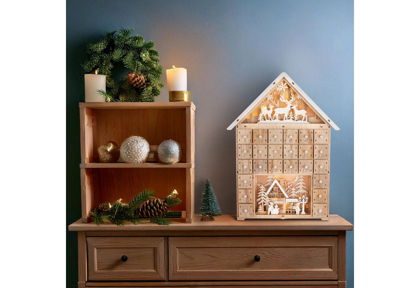 BRUBAKER befüllbarer Adventskalender Weihnachtshaus - 40 cm Holz Weihnachtskalender + LED Beleuchtung (Haus Adventskalender zum Befüllen - Beleuchtet, 1-tlg), Rentiere im Wald, Schnee Dorf mit Kindern