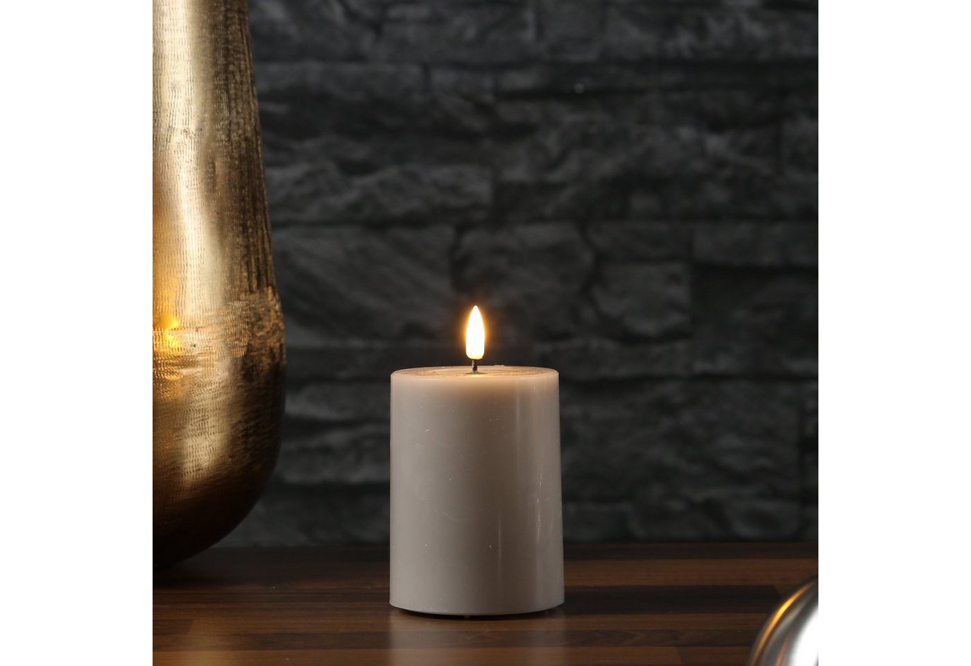 Deluxe Homeart LED-Kerze Mia Deluxe Echtwachs Wachsspiegel flackernd H: 10cm D: 7,5cm taupe, LED Classic, warmweiß (2100K bis 3000K)