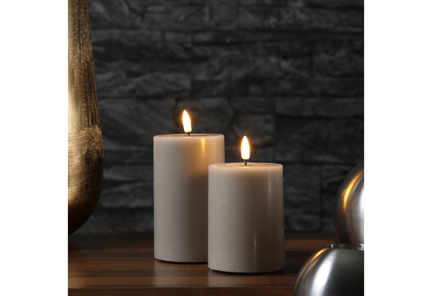 Deluxe Homeart LED-Kerze Mia Deluxe Echtwachs Wachsspiegel flackernd H: 10cm D: 7,5cm taupe, LED Classic, warmweiß (2100K bis 3000K) Bild 3