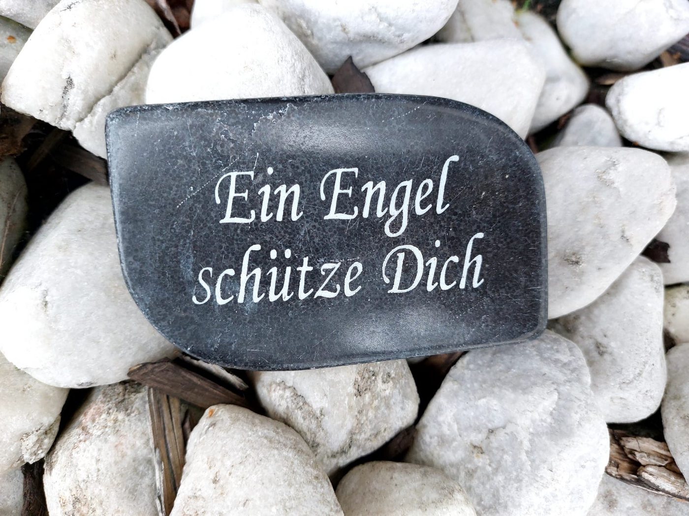 meytrade Dekosteine Grabschmuck Gedankstein aus Mamor Platte mit Trauerspruch, (Naturstein), Ein Engel schütze Dich