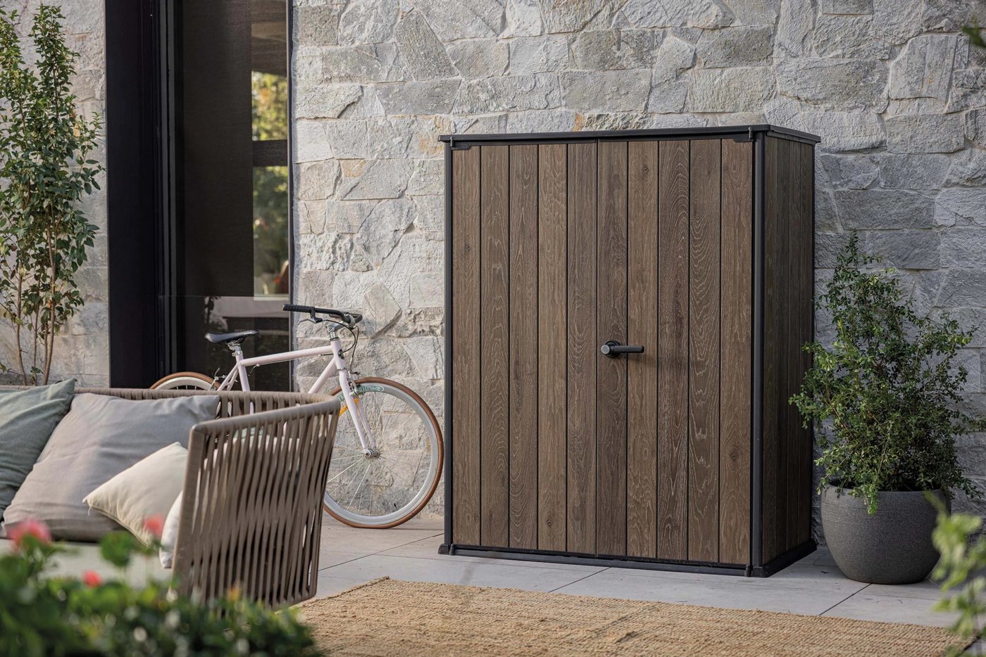 Focus Garden Garten-Geräteschrank "Deco Vertical" 1400L Holzoptik wetterfest mit 2 Regalen, Abschließbar, L140cm x B73,6cm x H170,4cm Bild 2