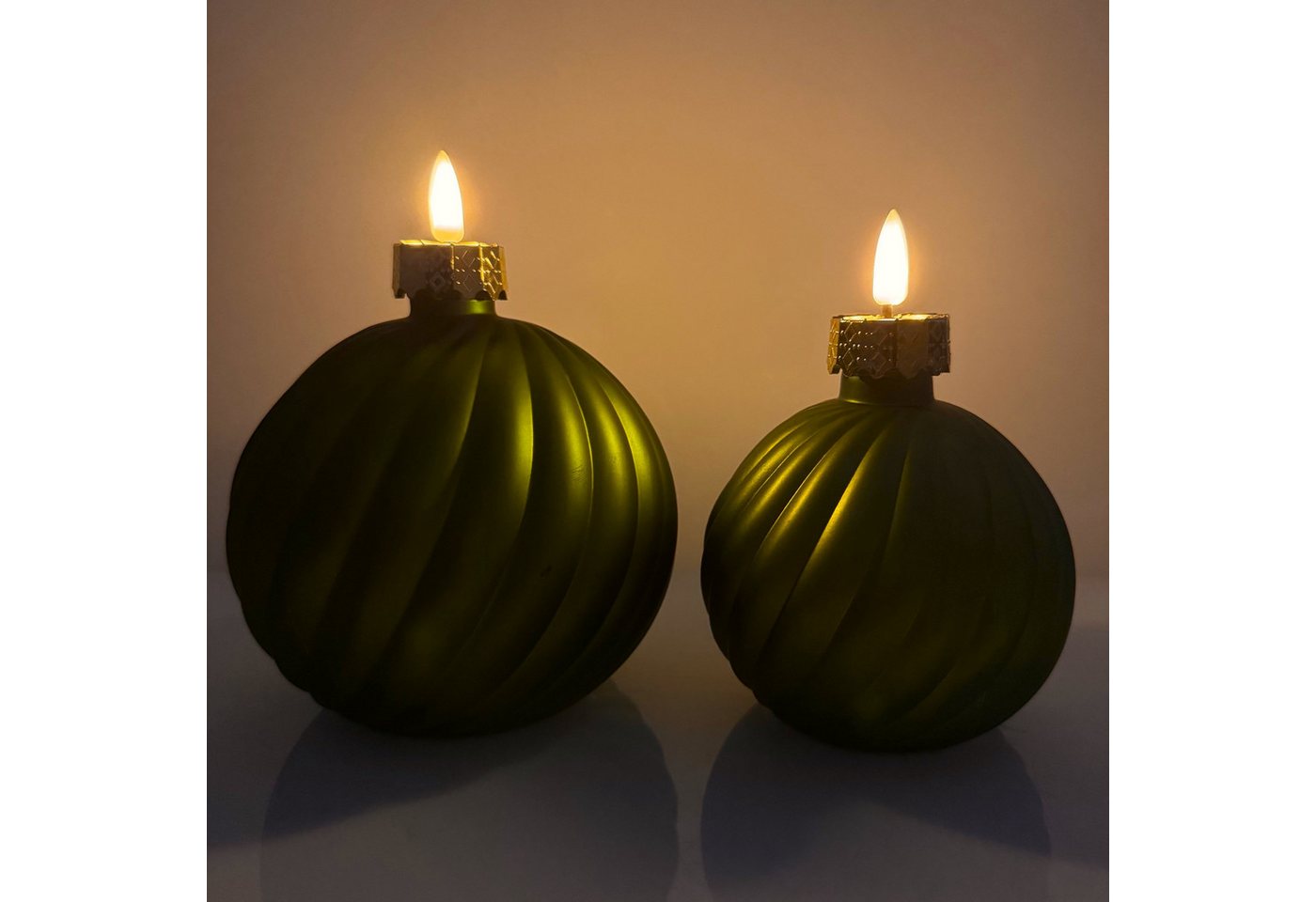 Online-Fuchs LED-Kerze in edler Weihnachtskugelform mit Timer in hellem Grün - Weihnachtsdeko, realistische Kerzenflamme, warmweiße Beleuchtung, gefertigt aus stabilem Glas mit festlicher Eleganz Bild 3