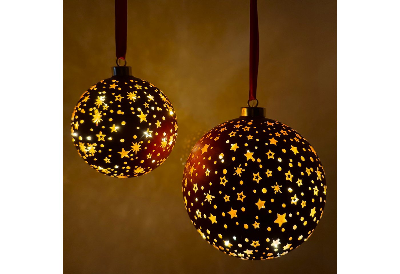 Online-Fuchs LED Dekolicht 2 Weihnachtskugeln in ROT aus Glas zum Aufhängen - Weihnachtsdeko, gelaserte Sterne und Punkte, 15 & 25 warmweiße LEDs, praktische 6-Stunden Timerfunktion Bild 2
