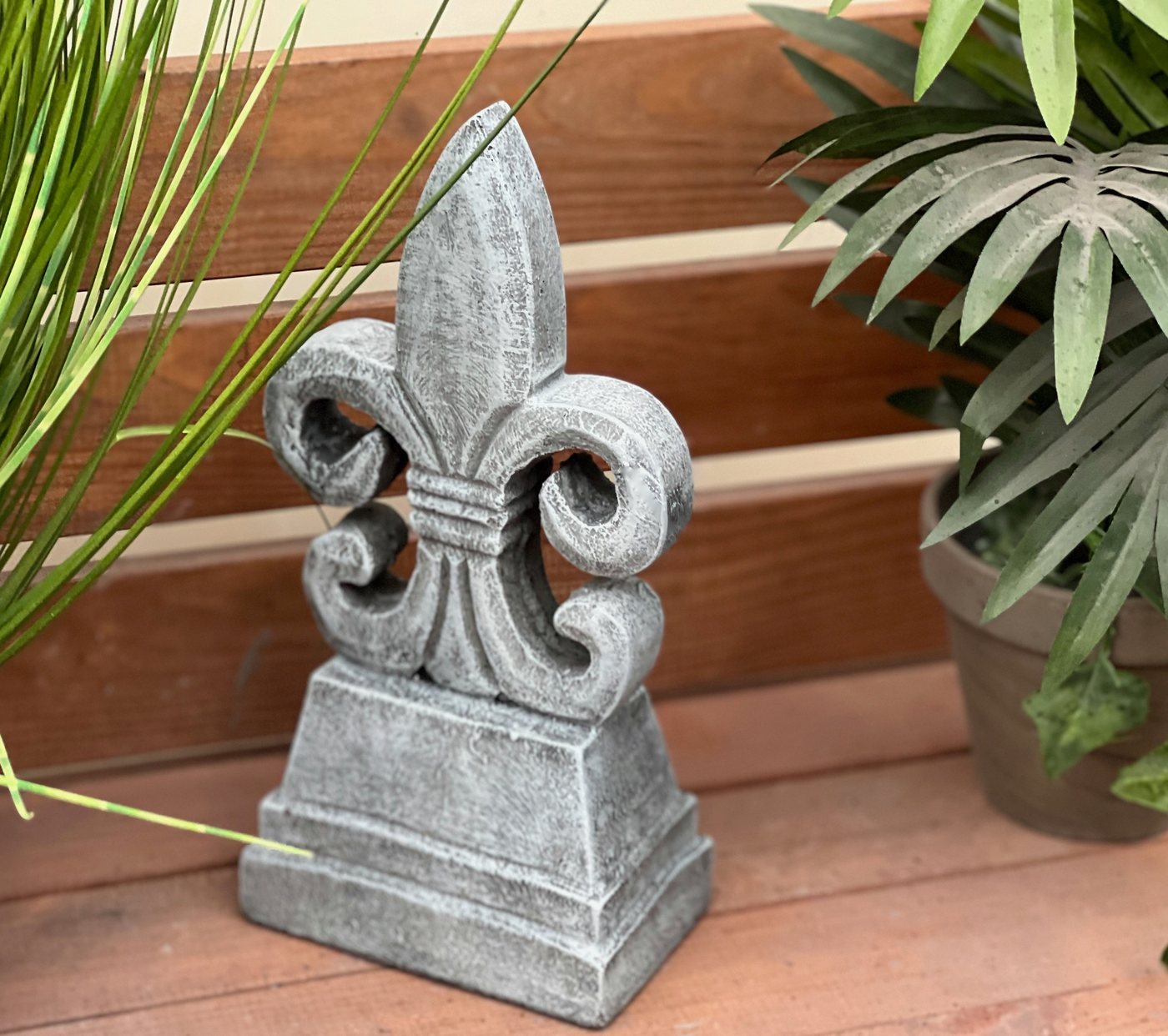 Stone and Style Gartenfigur Frostfeste Steinfigur Lilie Fleur de Lys Bild 2