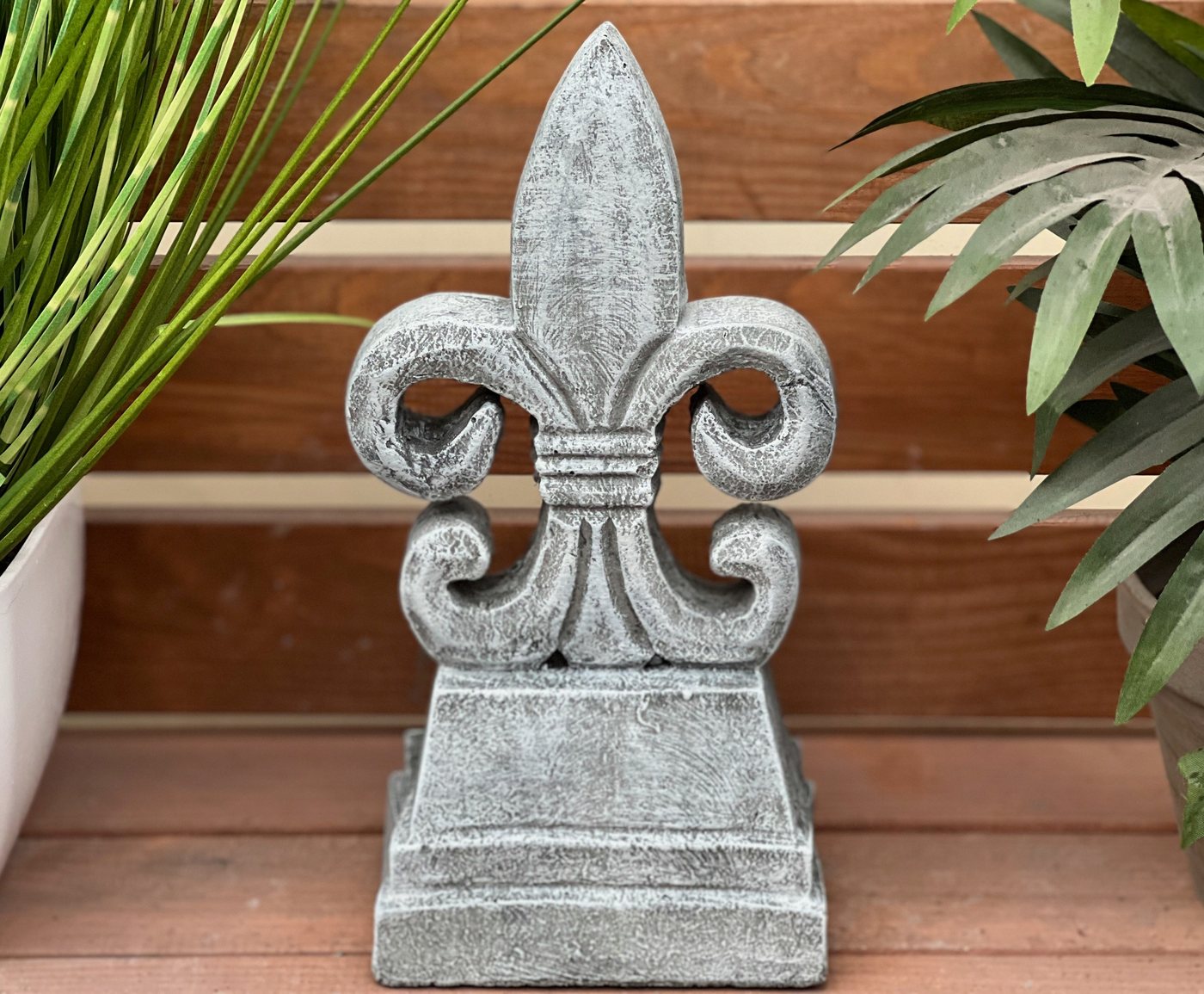 Stone and Style Gartenfigur Frostfeste Steinfigur Lilie Fleur de Lys Bild 3