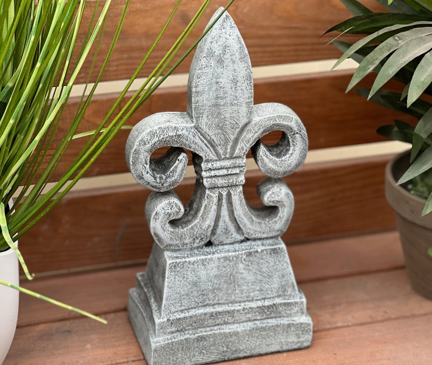 Stone and Style Gartenfigur Frostfeste Steinfigur Lilie Fleur de Lys Bild 4