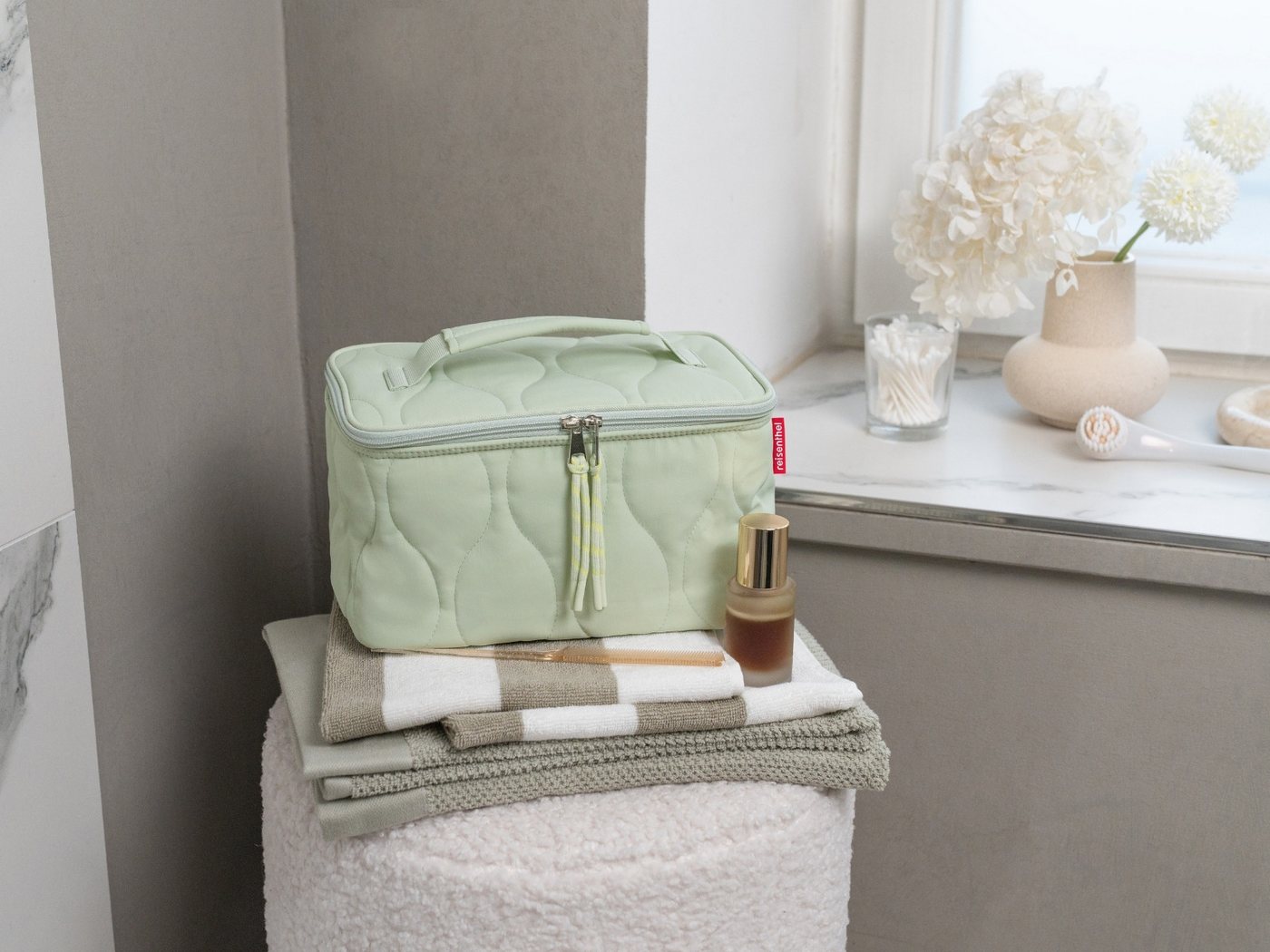 REISENTHEL® Kosmetiktasche cosmetic case puffer iced matcha Bild 4