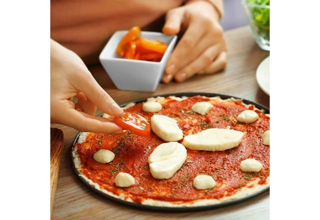 Relaxdays - Pizzablech, 2er Set, rund, gelocht, antihaft, Pizza & Flammkuchen, Carbonstahl, Knusperblech, ∅ 32 cm, grau