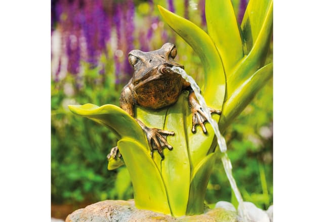 Esotec - Wasserspeier-Figur frosch sitzend auf Blätter Einzelfigur Garten 100741