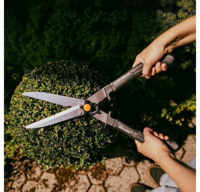 Heckenschere HS10 Mattschwarz mit rutschhemmenden SoftGrip-Griffen - Fiskars