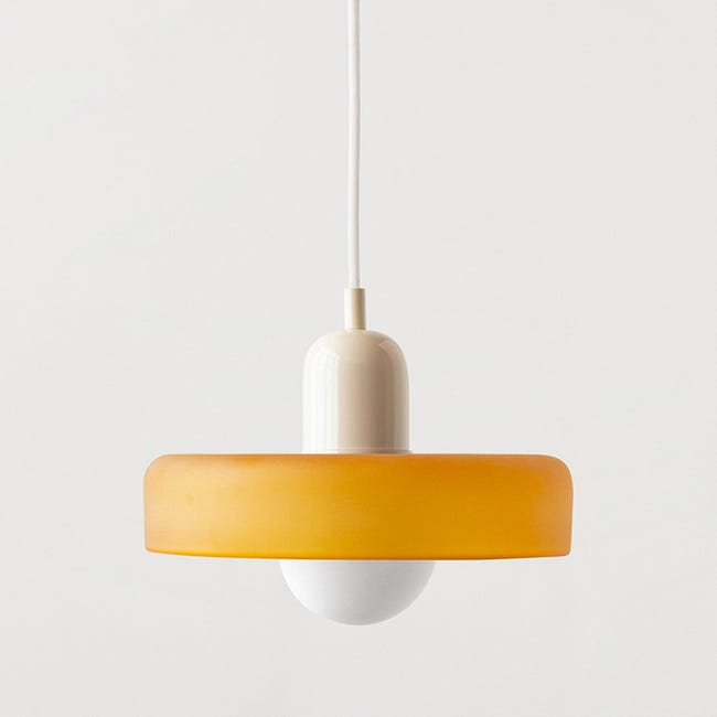 Une Suspension De Style Bauhaus Aux Accents Médiévaux, Dotée D'Un Abat-jour En Vitrail. (25 Cm Verre Orange + Base Beige)