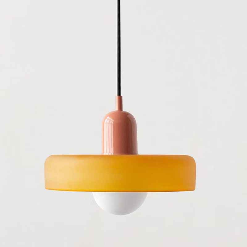 Un Lustre Bauhaus De Style Médiéval Avec Un Abat-jour En Vitrail, Parfait Pour La Chambre Verre Orange De 25 Cm Avec Une Base Rose.