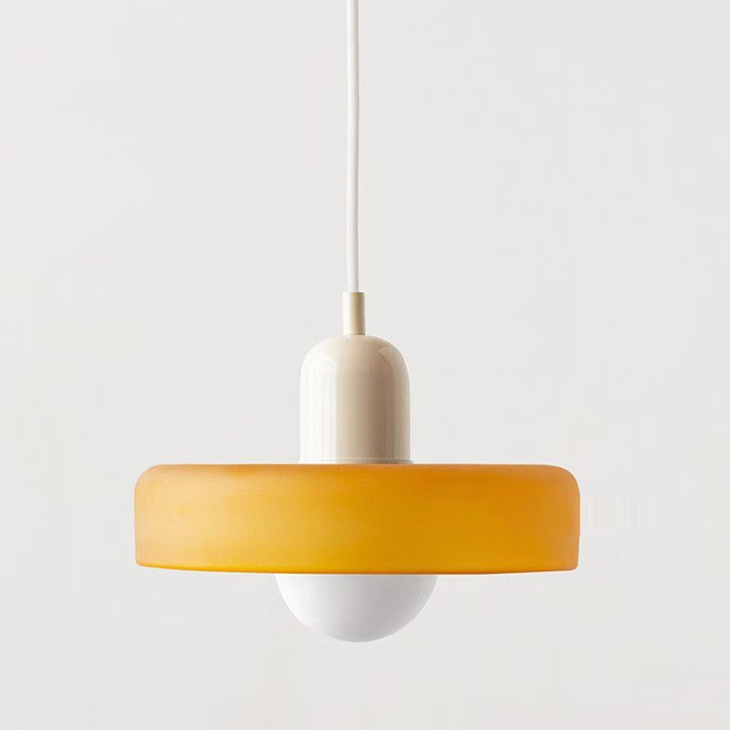 Un Lustre De Style Bauhaus Au Design Médiéval Et À L'Abat-jour En Vitrail, Idéal Pour La Chambre 35 Cm En Verre Orange Avec Une Base Couleur Crème.