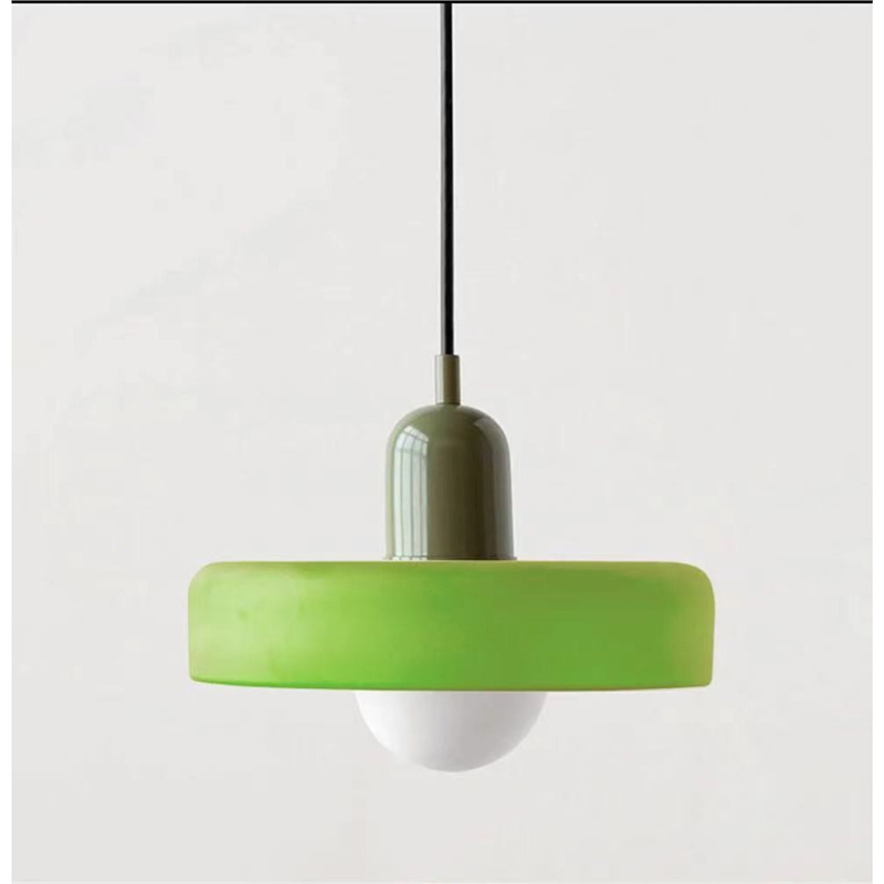 Un Lustre De Style Bauhaus Au Design Médiéval Et À L'Abat-jour En Vitrail, Idéal Pour La Chambre 25 Cm En Verre Vert Prairie Avec Une Base Verte.