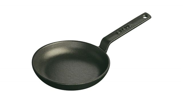 Staub Mini-Bratpfanne aus emailliertem Gusseisen schwarz