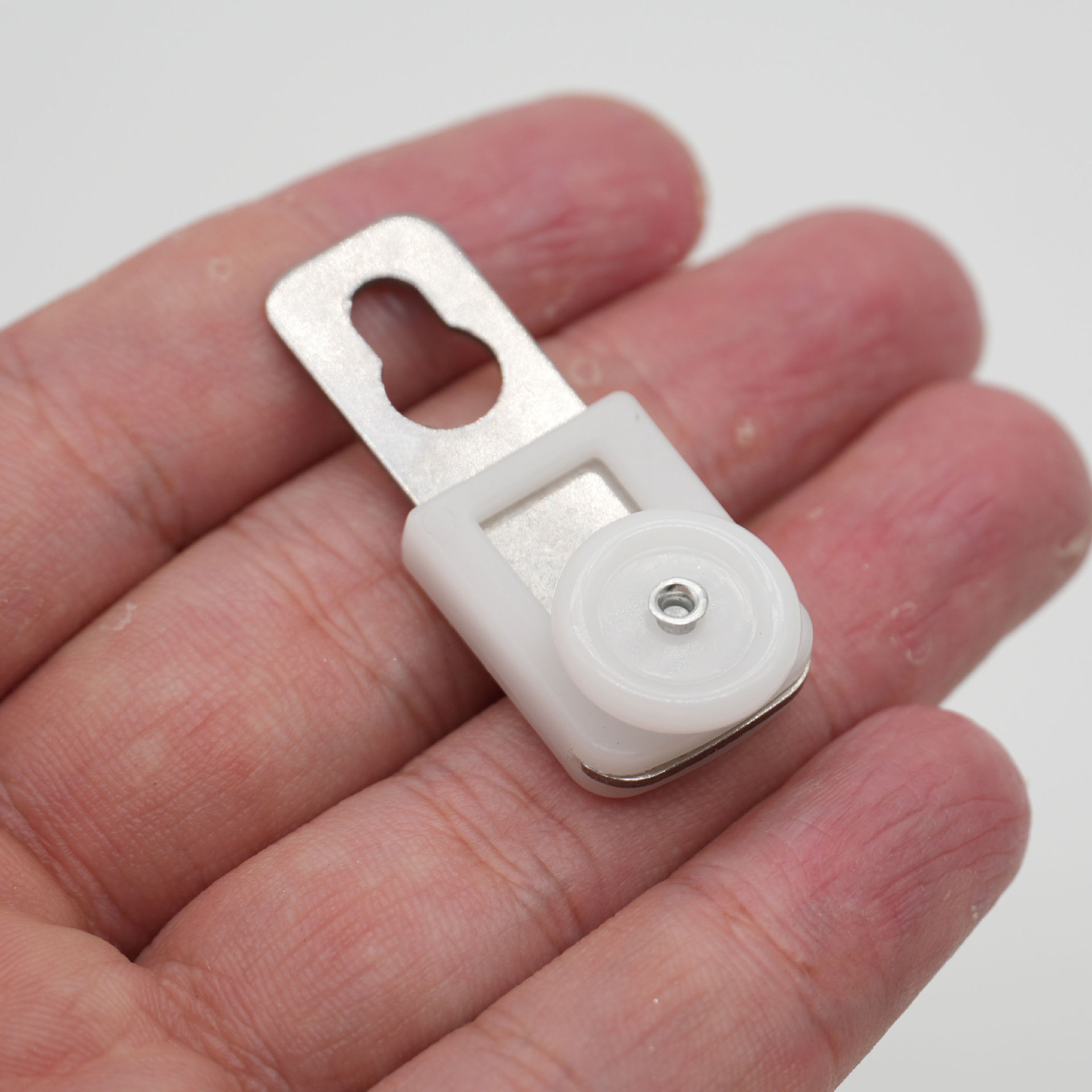 Gemischte Charge Mit 100 Stück Pro Packung: Gardinenrollen Alter Bauart, Räder Aus Metalllegierungsstahlblech, Universelle Geräuscharme Rollen.
