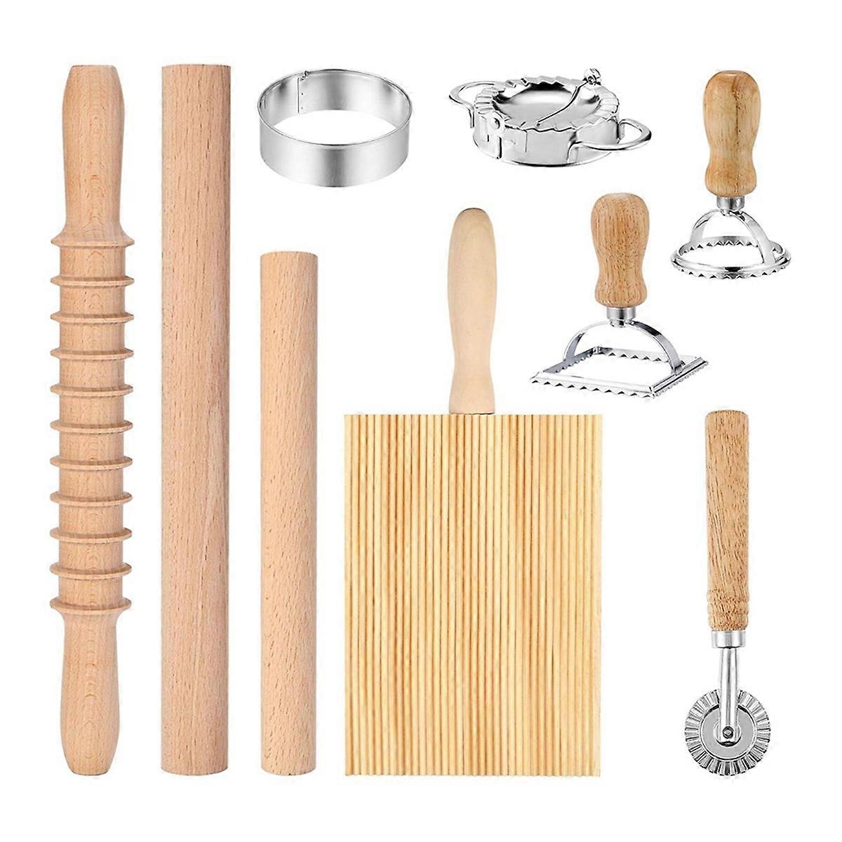 Set Aus 9 Nudelutensilien, Darunter Ein Nudelholz Aus Holz, Ein Gnocchi-brett, Ein Ravioli-ausstecher Und Ein Teigrädchen.
