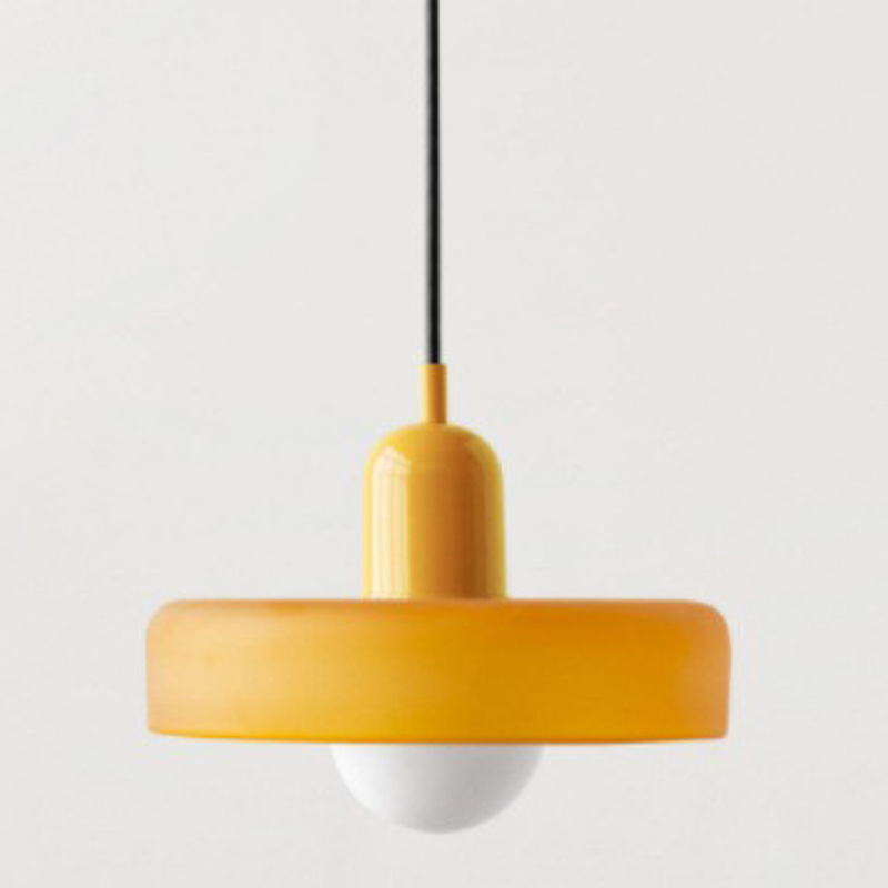 Un Lustre De Style Bauhaus Au Design Médiéval Et À L'Abat-jour En Vitrail, Idéal Pour La Chambre 25 Cm En Verre Orange Avec Une Base Jaune.
