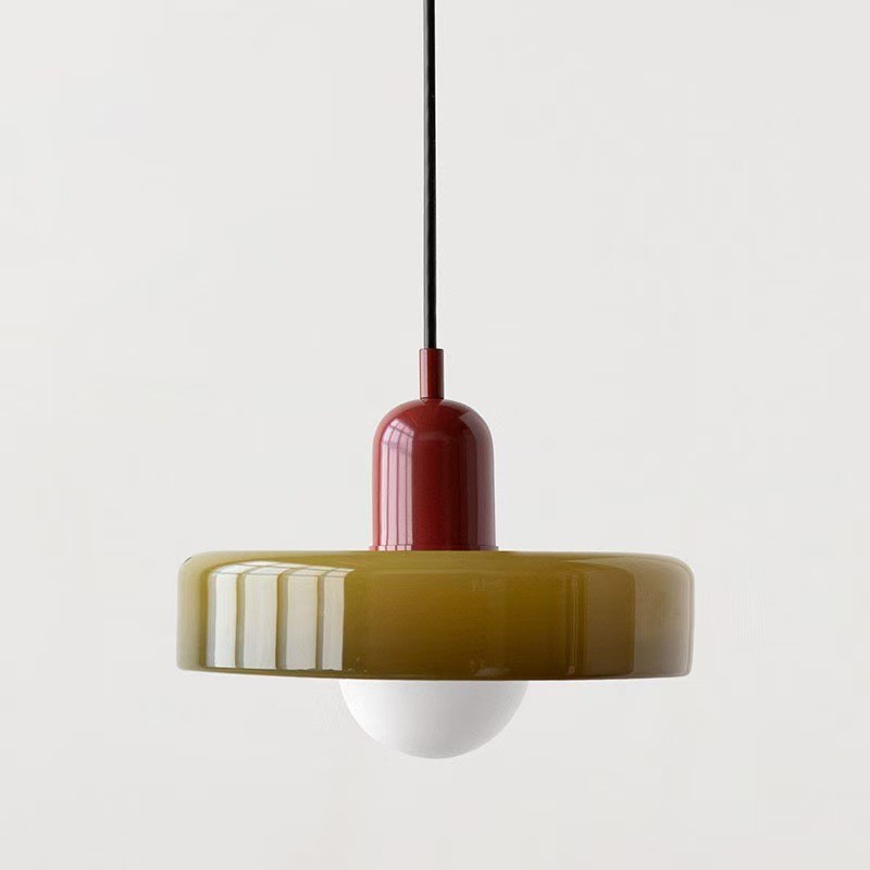 Un Lustre Bauhaus De Style Médiéval Avec Un Abat-jour En Vitrail, Parfait Pour La Chambre Verre Vert De 25 Cm + Base Rouge.