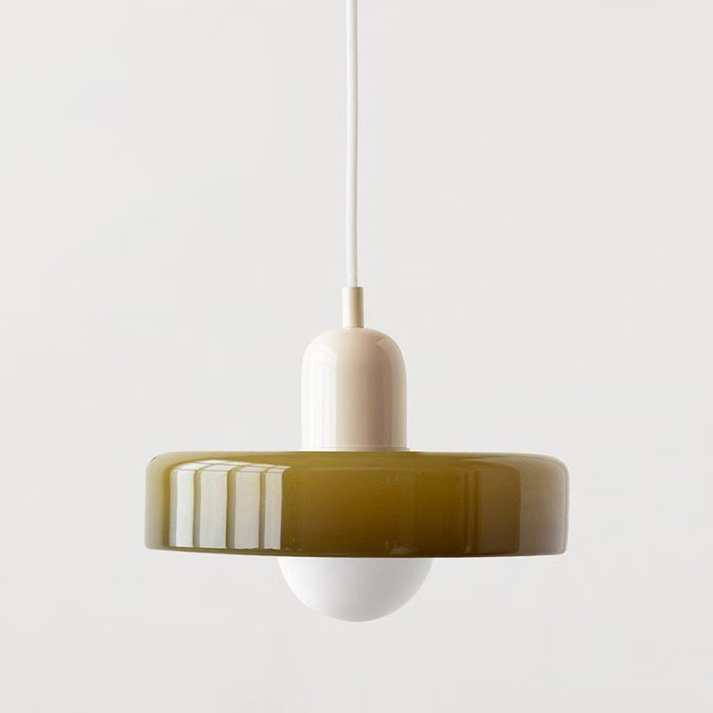 Un Lustre De Style Bauhaus Au Design Médiéval Et À L'Abat-jour En Vitrail, Idéal Pour La Chambre 35 Cm En Verre Vert Avec Une Base Couleur Crème.