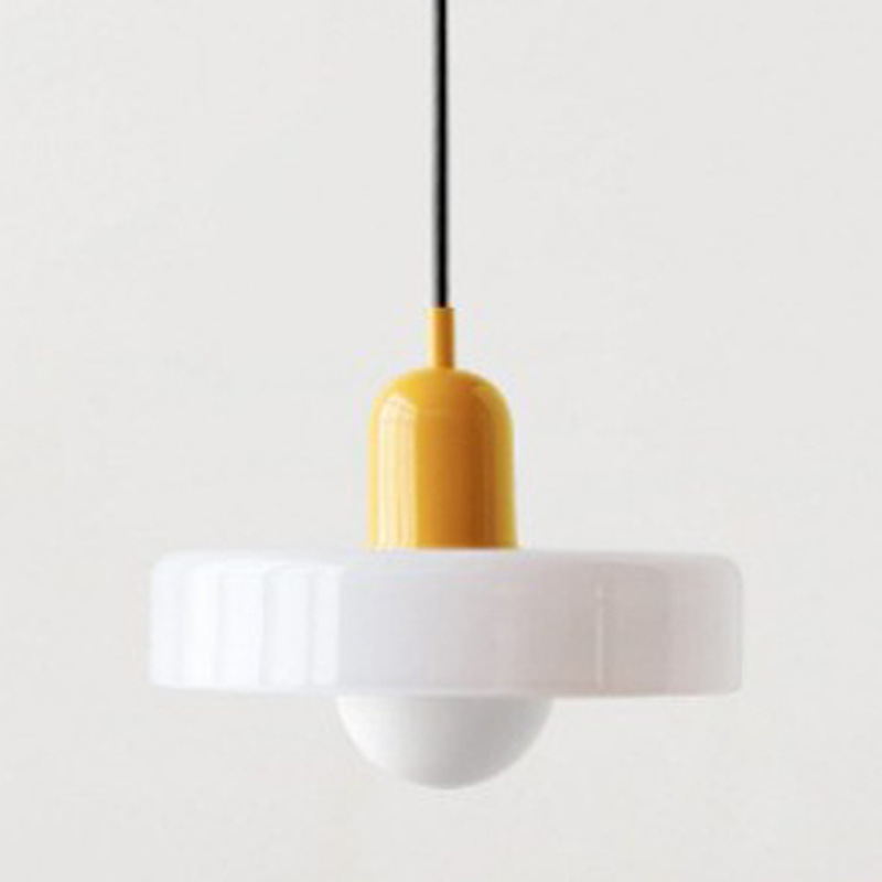 Un Lustre De Style Bauhaus Au Design Médiéval Et À L'Abat-jour En Vitrail, Idéal Pour La Chambre Verre Blanc De 25 Cm Avec Une Base Jaune.