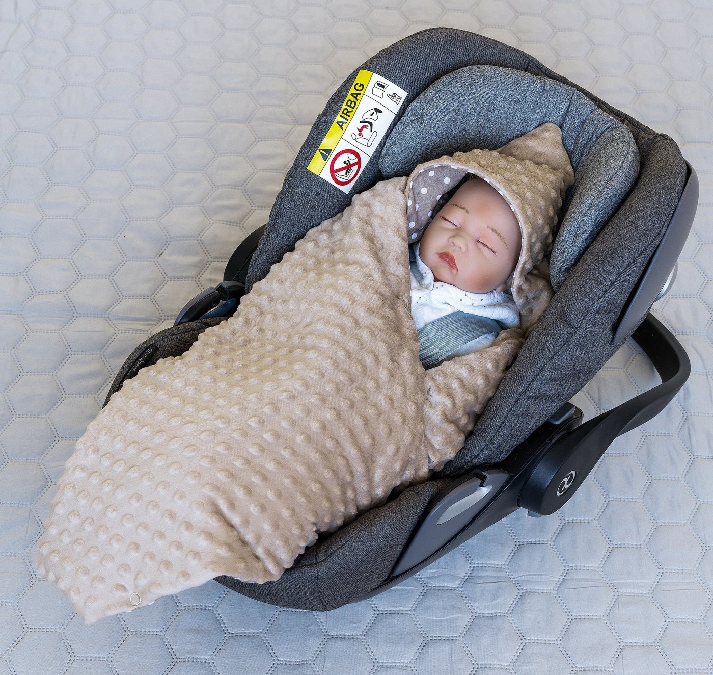 Loolay Babytrage BRAUN Einschlagdecke für Kinder Autositz und Babyschale Babytrage (90 x 90 cm MINKY/ Baumwolle Kuscheldecke Kinderwagendecke Babydecke, Neugeborene Babyausstattung PREMIUM Babyshower Geschenk), LOOLAY® - 100% Europäische Stoffe und Kleinserien-Nähen!