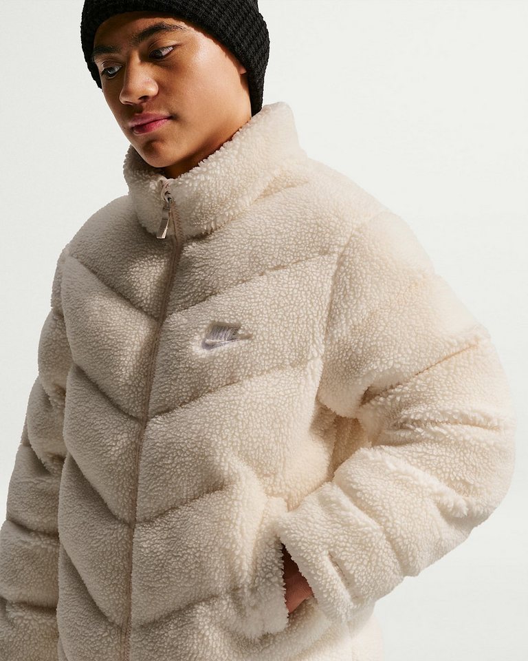 Nike Sportswear Outdoorjacke Nike Sportswear Big Kids' Therma-FIT Loose Puffer Jacket mit Therma-FIT Ausstattung, aus Teddyfleece, Loose Passform Bild 2