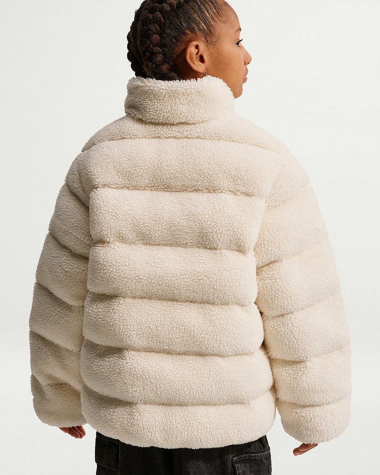 Nike Sportswear Outdoorjacke Nike Sportswear Big Kids' Therma-FIT Loose Puffer Jacket mit Therma-FIT Ausstattung, aus Teddyfleece, Loose Passform Bild 3