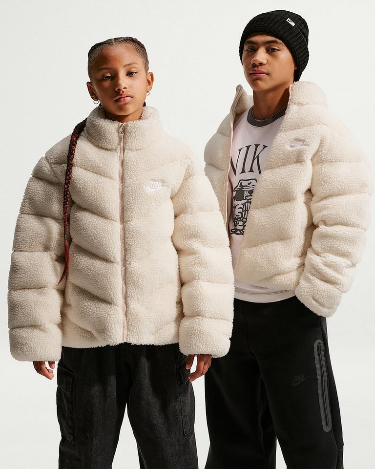 Nike Sportswear Outdoorjacke Nike Sportswear Big Kids' Therma-FIT Loose Puffer Jacket mit Therma-FIT Ausstattung, aus Teddyfleece, Loose Passform Bild 4