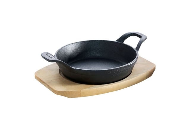 Gusseisenkuss® Gusseisenpfanne mit Griffen und Holzuntersetzer Ø 18 cm Gusspfanne Gusseisen