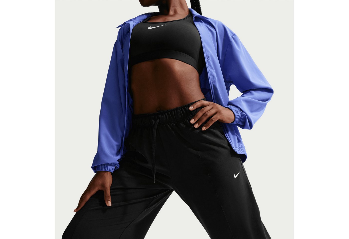 Nike Sporthose W NK ONE DF WVN WIDE LEG weit geschnittene Passform, mit Dri-FIT Technologie