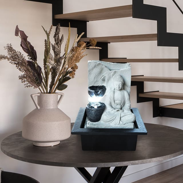Tischbrunnen mit Pumpe Springbrunnen mit LED Beleuchtung Buddha Design Zimmerbrunnen grau Dekoration, LxBxH 21x18,5x25,5 cm