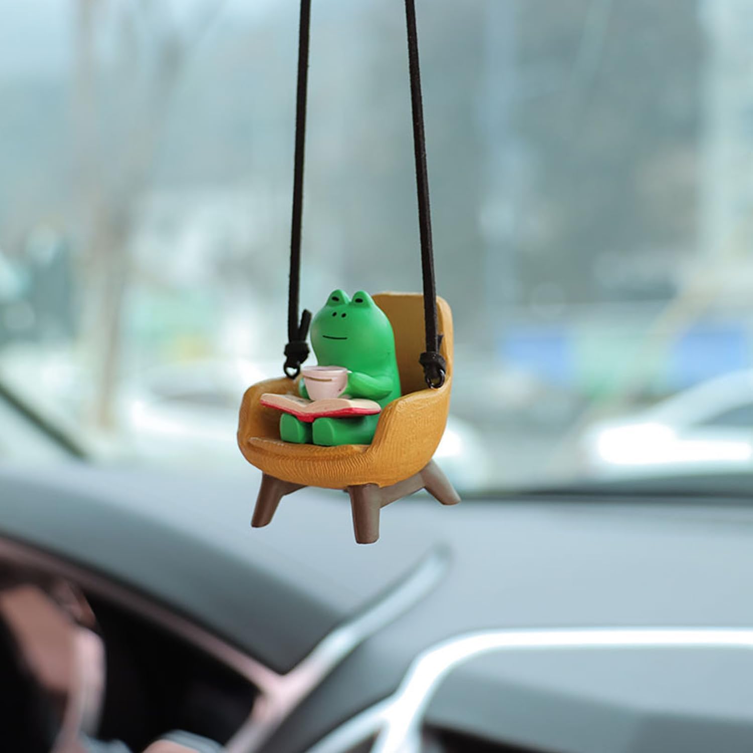 Froschförmige Dekoration Für Den Innenspiegel – Dekoratives Auto-accessoire – Niedlicher Frosch Sitzt Auf Einem Sofa, Liest Und Trinkt Kaffee