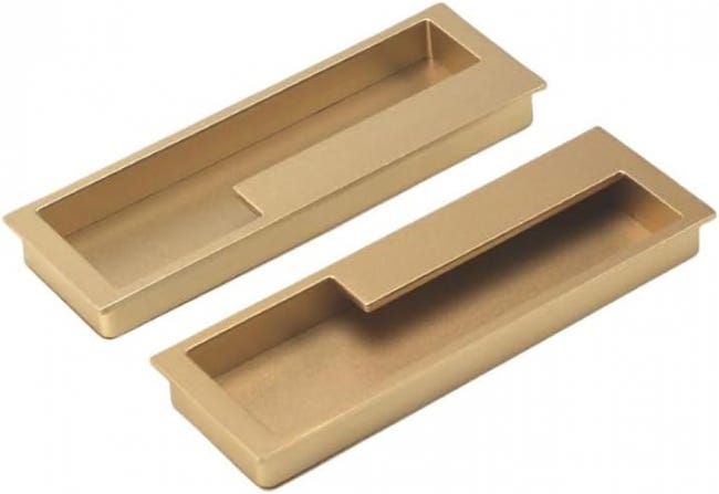 Ein Set Aus Zwei Eingelassenen Schiebetürgriffen Aus Zinklegierung Mit Verdeckten Schrauben Und Minimalistischem Design.